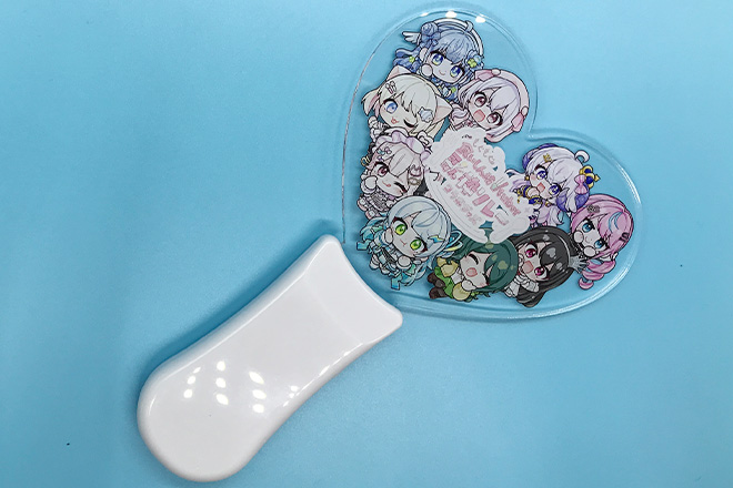 9人の笑顔が輝くカラフルな印象のペンライト