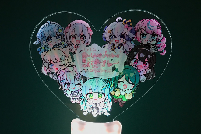 9人の笑顔が輝くカラフルな印象のペンライト