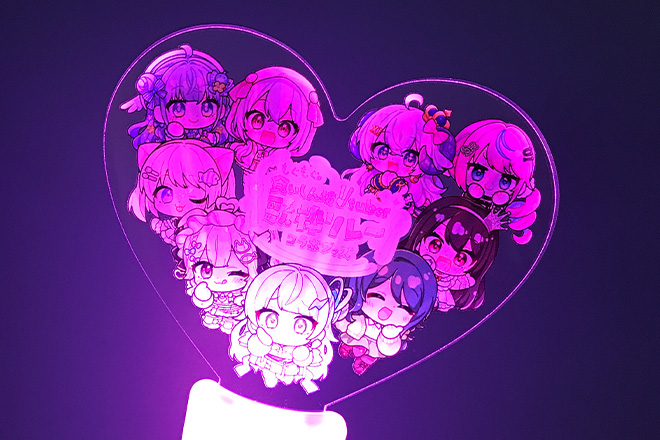 9人の笑顔が輝くカラフルな印象のペンライト