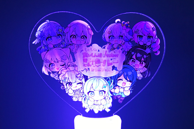 9人の笑顔が輝くカラフルな印象のペンライト