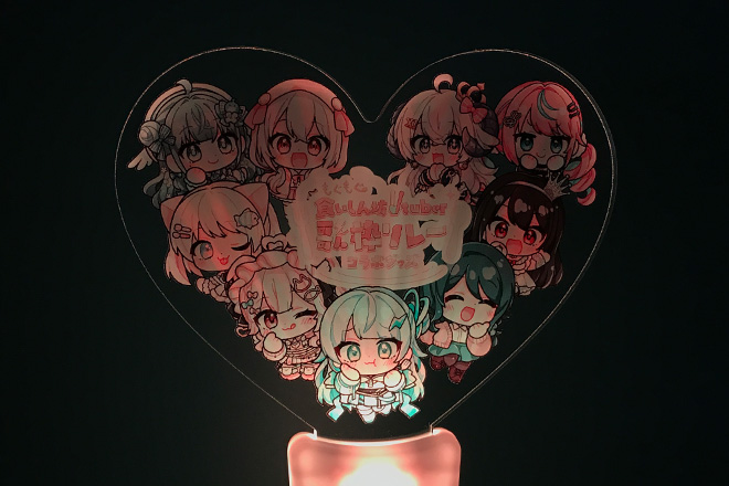 9人の笑顔が輝くカラフルな印象のペンライト