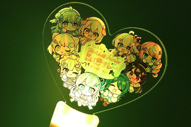 9人の笑顔が輝くカラフルな印象のペンライト