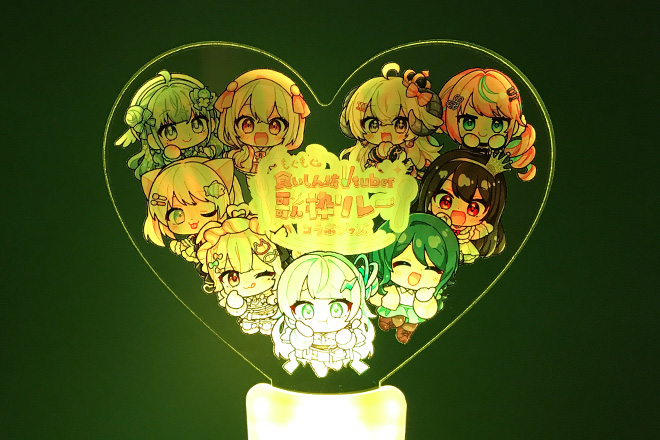 9人の笑顔が輝くカラフルな印象のペンライト