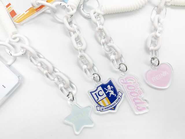 リバーシブル印刷パスケースのアクリルチャーム