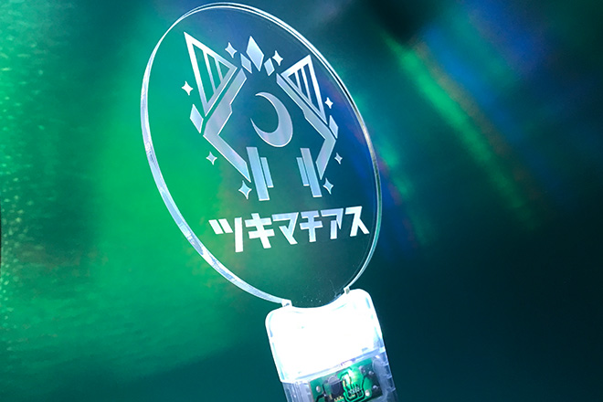 レーザー彫刻が際立つ透明グリップのペンライト