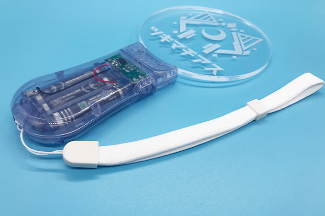 レーザー彫刻が際立つ透明グリップのペンライト