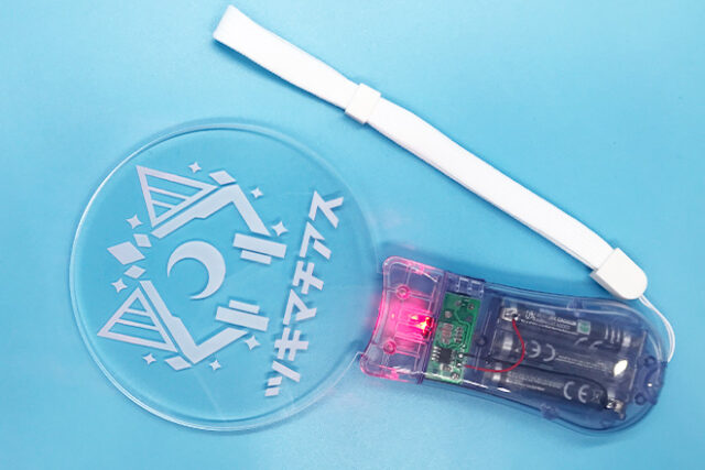 レーザー彫刻が際立つ透明グリップのペンライト