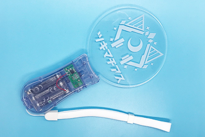 レーザー彫刻が際立つ透明グリップのペンライト