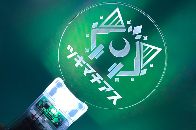 レーザー彫刻が際立つ透明グリップのペンライト