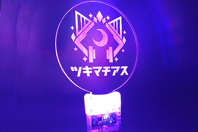 レーザー彫刻が際立つ透明グリップのペンライト