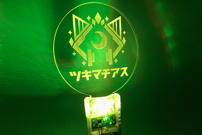 レーザー彫刻が際立つ透明グリップのペンライト