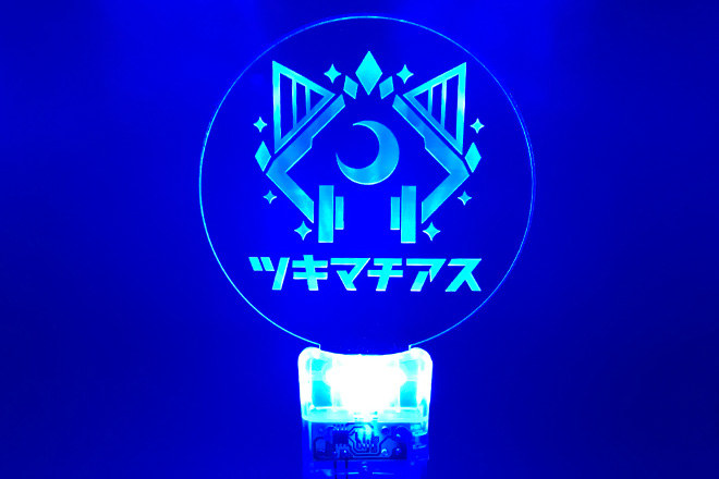 レーザー彫刻が際立つ透明グリップのペンライト