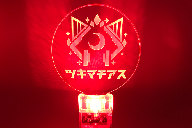 レーザー彫刻が際立つ透明グリップのペンライト