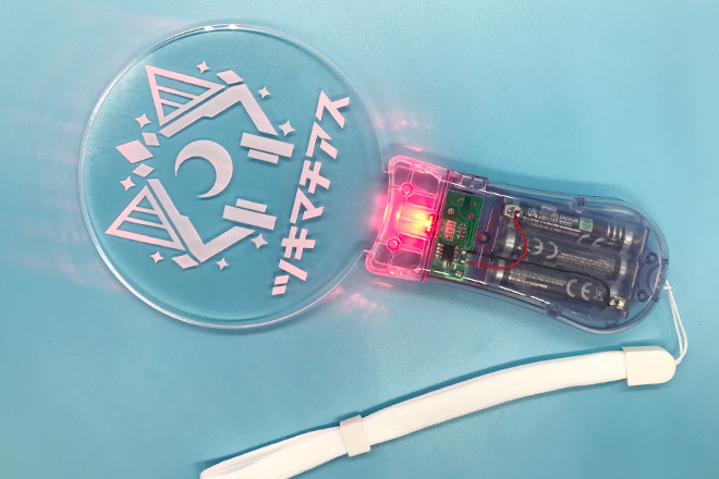 レーザー彫刻が際立つ透明グリップのペンライト