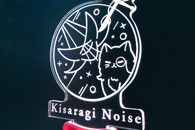 光を美しく映すラインが際立つアクリルペンライト