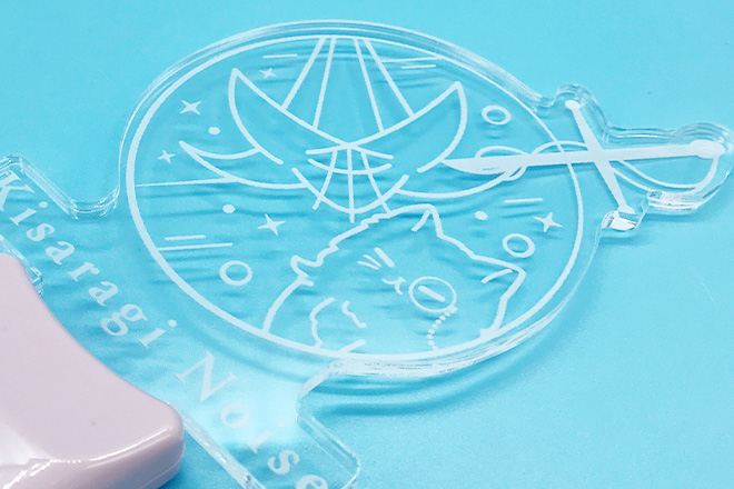 光を美しく映すラインが際立つアクリルペンライト