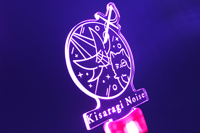 光を美しく映すラインが際立つアクリルペンライト