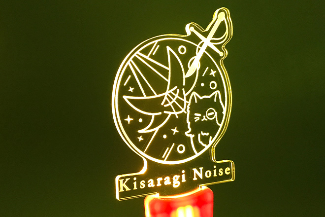 光を美しく映すラインが際立つアクリルペンライト