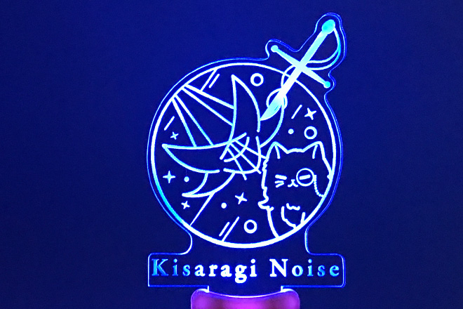 光を美しく映すラインが際立つアクリルペンライト