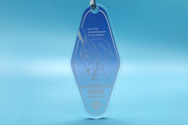 白線画が浮かび上がる半透明ブルーのモーテルキー