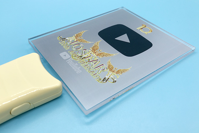 グレーの背景に映える豪華なデザインのペンライト