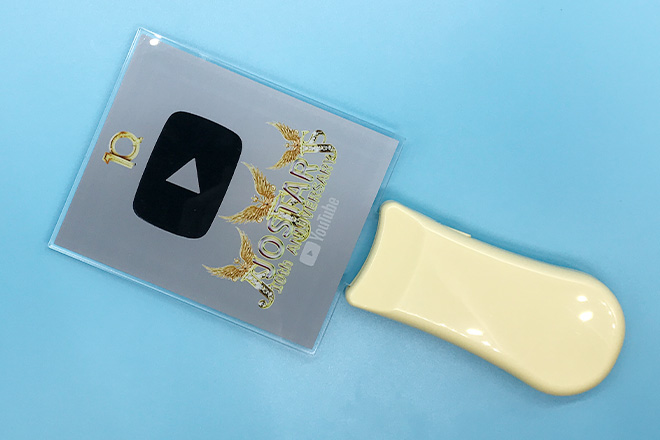 グレーの背景に映える豪華なデザインのペンライト