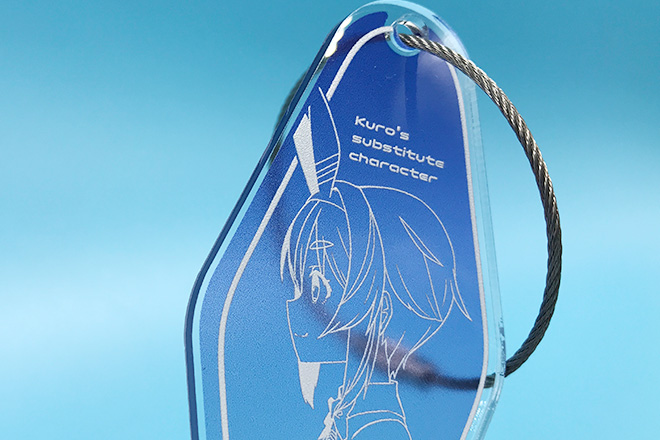 白線画が浮かび上がる半透明ブルーのモーテルキー