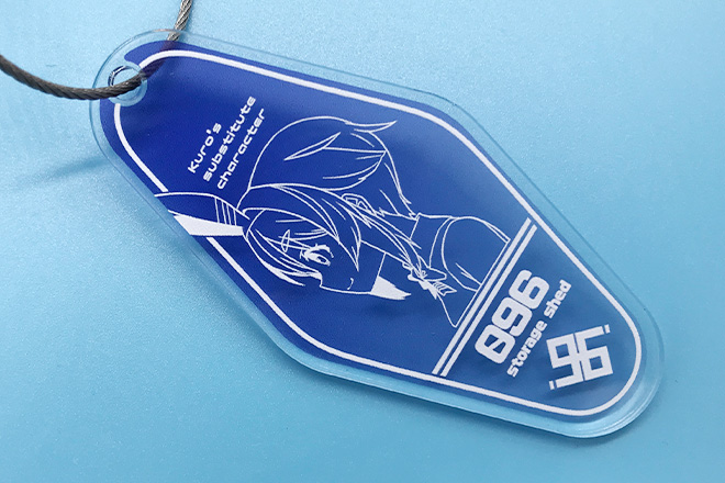 白線画が浮かび上がる半透明ブルーのモーテルキー