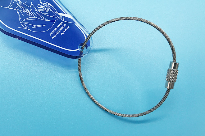 白線画が浮かび上がる半透明ブルーのモーテルキー