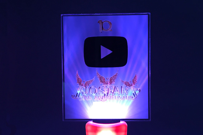 グレーの背景に映える豪華なデザインのペンライト