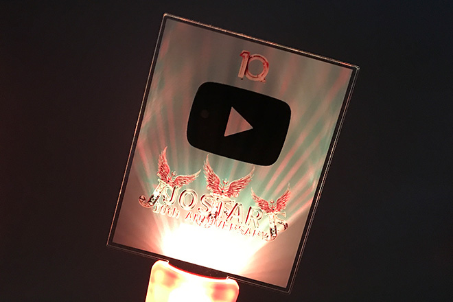 グレーの背景に映える豪華なデザインのペンライト