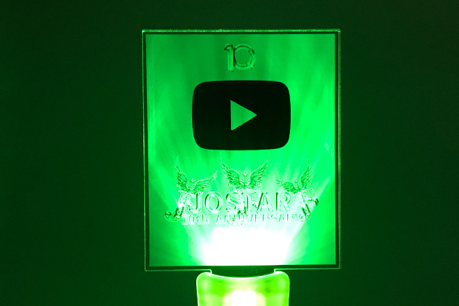 グレーの背景に映える豪華なデザインのペンライト