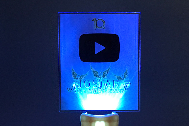 グレーの背景に映える豪華なデザインのペンライト