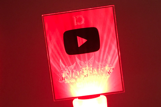 グレーの背景に映える豪華なデザインのペンライト