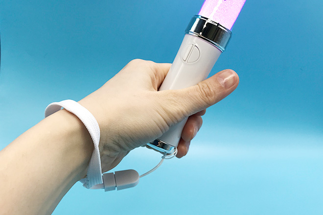 両面で違うメッセージを楽しめるスティック型ペンライト