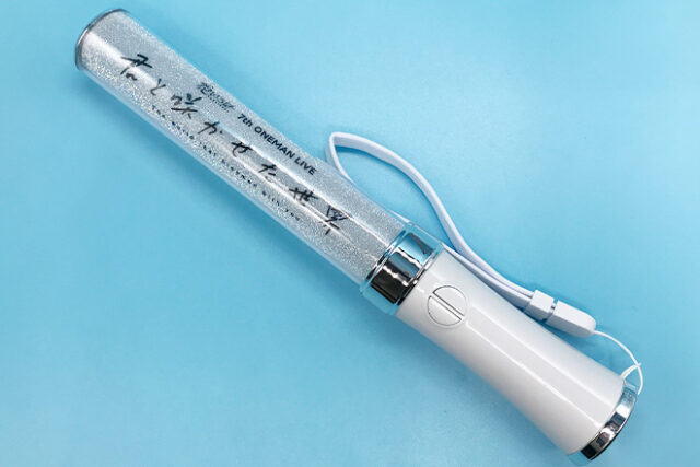 両面で違うメッセージを楽しめるスティック型ペンライト