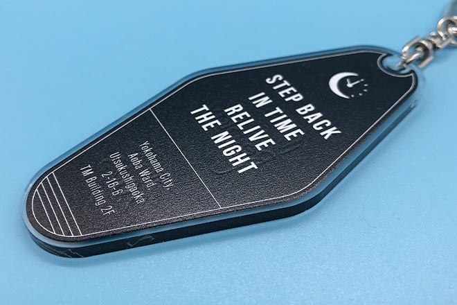 ネオンの輝きが映える白黒コントラストのモーテルキー