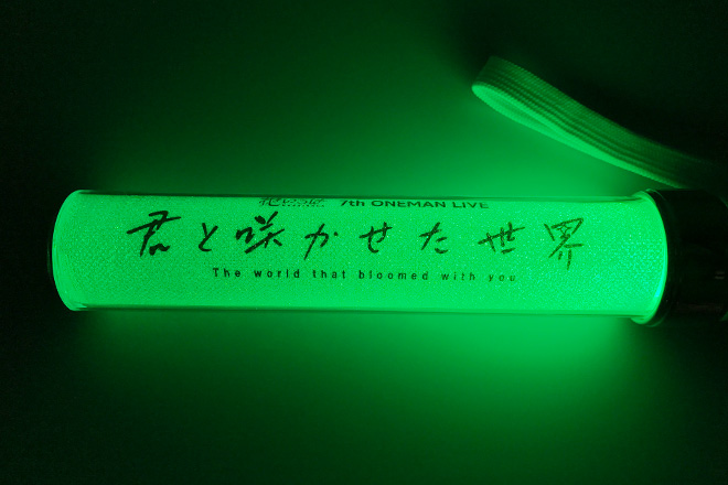 両面で違うメッセージを楽しめるスティック型ペンライト