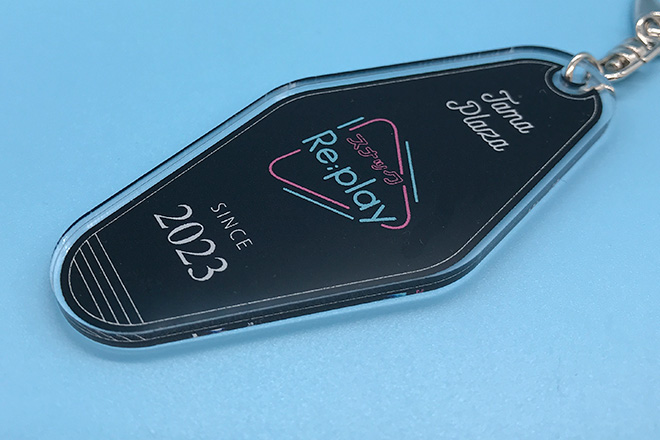 ネオンの輝きが映える白黒コントラストのモーテルキー