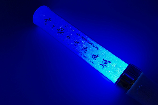 両面で違うメッセージを楽しめるスティック型ペンライト