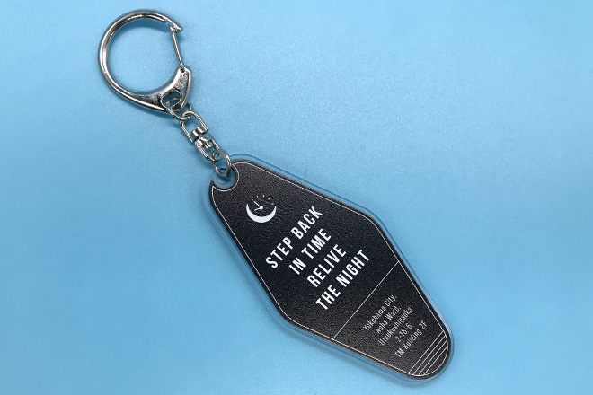 ネオンの輝きが映える白黒コントラストのモーテルキー