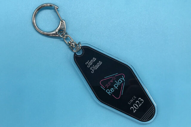 ネオンの輝きと白黒コントラストが際立つモーテルキー