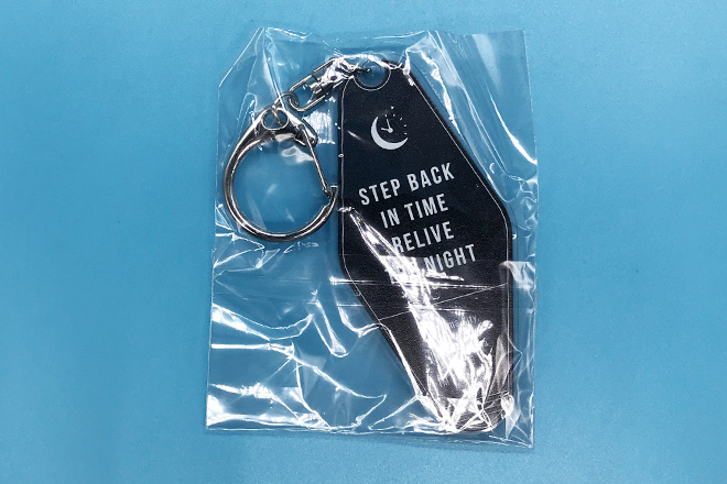 ネオンの輝きが映える白黒コントラストのモーテルキー