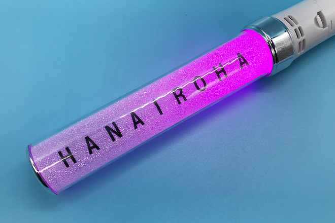 両面で違うメッセージを楽しめるスティック型ペンライト