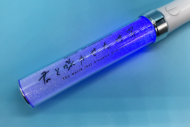 両面で違うメッセージを楽しめるスティック型ペンライト