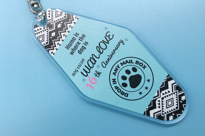 水色とブラックのコントラストが映える肉球モーテルキー