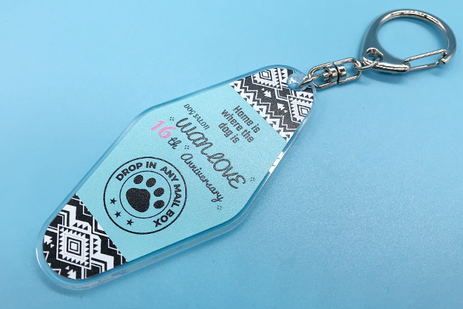 水色とブラックのコントラストが映える肉球モーテルキー