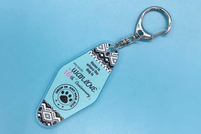 水色とブラックのコントラストが映える肉球モーテルキー