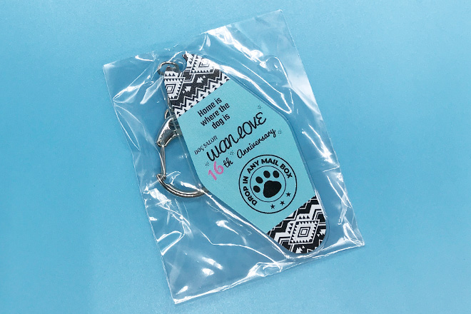 水色とブラックのコントラストが映える肉球モーテルキー