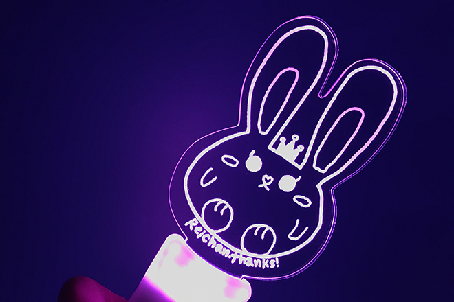 手書き風のウサギがやさしく光るアクリルペンライト